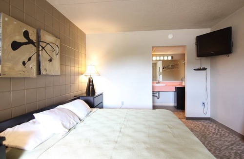 Cedar Falls Apartment | Lindell - Downtown CF Studio - Free Parking! 511