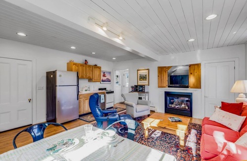 Newburyport House | Linden Tree: Downtown Newburyport Treasure – Steps to Shops, Harbor & Events