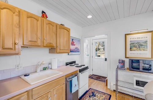 Newburyport House | Linden Tree: Downtown Newburyport Treasure – Steps to Shops, Harbor & Events