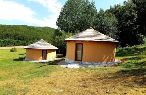 Velika Plana Cottage | Linden Tree Retreat & Ranch