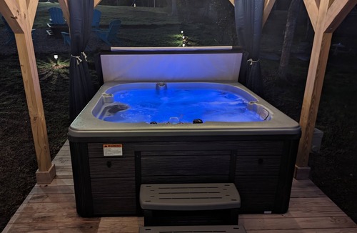 Cross Hill Cottage | Lindsey's Lakeside Hideaway with hot tub & fire pit!