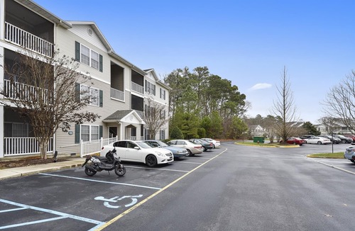 Rehoboth Beach Condo | LINENS INCLUDED*! 3/N MINI-STAYS! CONVENIENT, COMMUNITY POOL/WIFI Internet Included! SHORT DRIVE TO BEACH