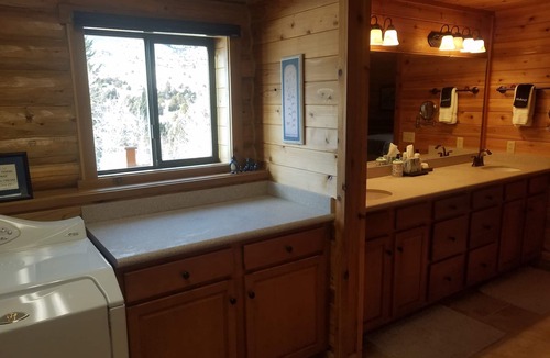 Emigrant Cabin | Lion's Ledge