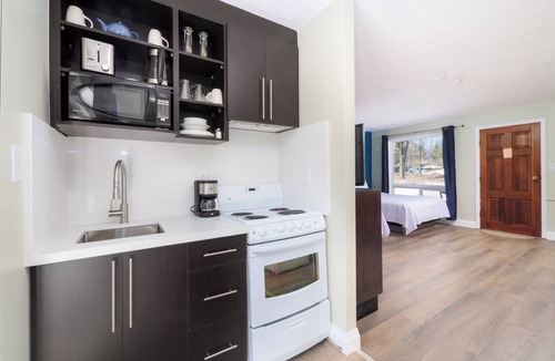 Lion's Head Hotel | Lions Head Beach Motel & Cottages