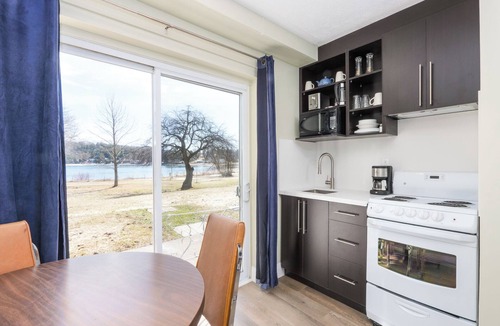 Lion's Head Hotel | Lions Head Beach Motel & Cottages