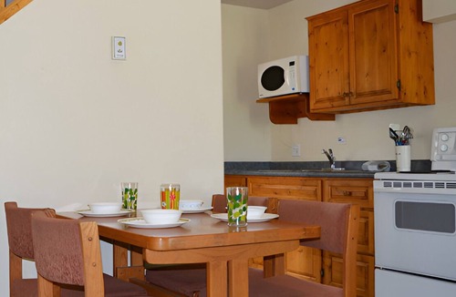 Lion's Head Hotel | Lions Head Beach Motel & Cottages