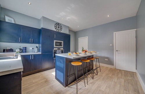 Castleford House | Liquorice Lodge- 2 bed & parking