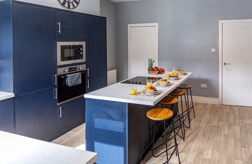 Castleford House | Liquorice Lodge- 2 bed & parking