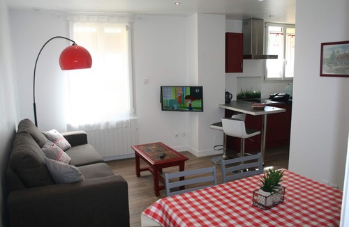 Lisieux Cottage | Lisieux cottage with garden and parking