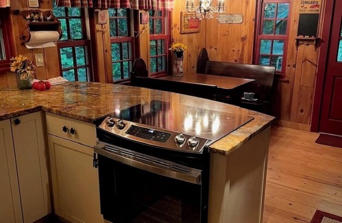 Fairview Cabin | Lissie Wright’s Cabin, Est 1895. Scenic Creek, 7.5 Acres, 15 min to Downtwn AVL