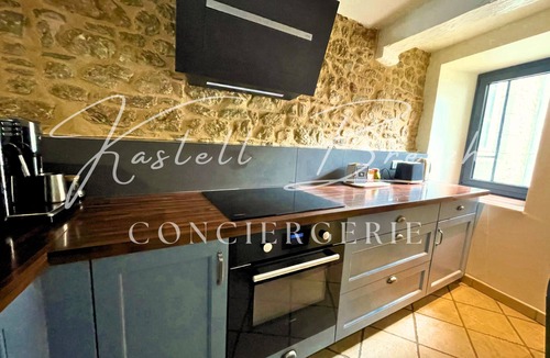 Guingamp House | Listed 17th century town house in the heart of the historic center