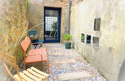 Guingamp House | Listed 17th century town house in the heart of the historic center