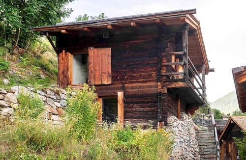 Niederwald Ski Chalet | Listed spyhole from the 17th century