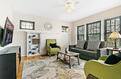 Hyde Park Apartment | Lit & Trendy 1-Bedroom Apt in the Iconic Hyde Park
