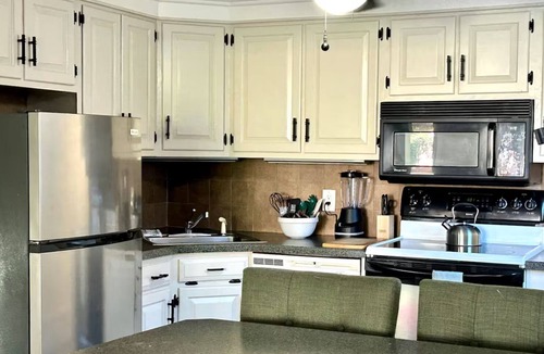 Torrington House | Litchfield Retreat, Wineries, Foliage & Skiing