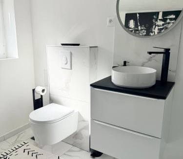 Quartier Grammont Apartment | Literie d'exception, luxe calme et confort