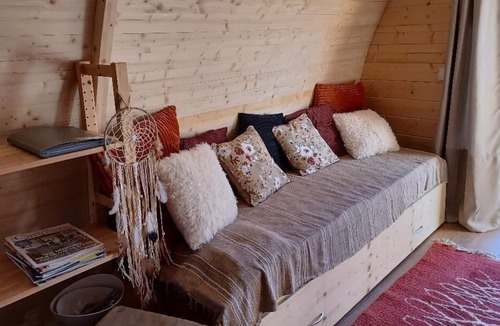 Sainte-Foy-les-Lyon Cabin | Little Apt 4-5pers LYON green side