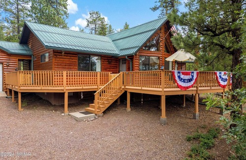 Alpine Cabin | Little Bear in Alpine - surrounded by pine trees with a huge deck