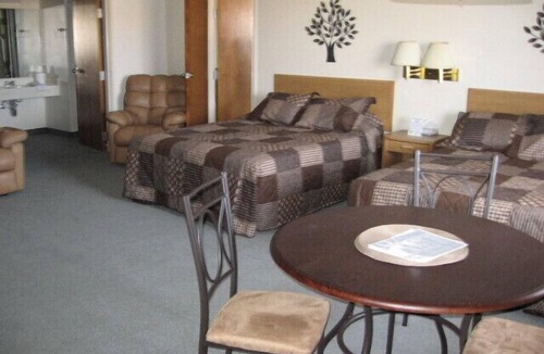 Green River Hotel | Little Bear Motel