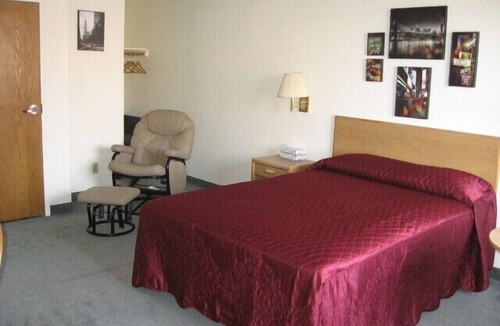 Green River Hotel | Little Bear Motel