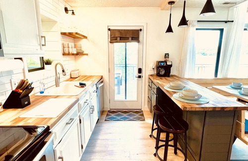 Linn Creek House | LITTLE BLACK SHACK a 5b-3ba lakehouse on the Main channel of Lake of the Ozarks