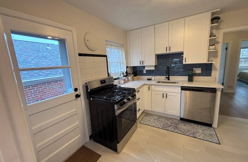 Shrewsbury House | Little Blue Bungalow 2BD 1BA Bright & Clean, Pet/Family Friendly