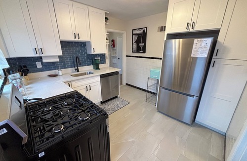 Shrewsbury House | Little Blue Bungalow 2BD 1BA Bright & Clean, Pet/Family Friendly