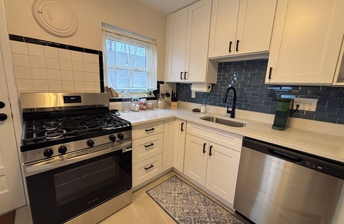 Shrewsbury House | Little Blue Bungalow 2BD 1BA Bright & Clean, Pet/Family Friendly