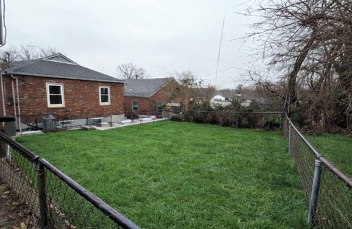 Shrewsbury House | Little Blue Bungalow 2BD 1BA Bright & Clean, Pet/Family Friendly