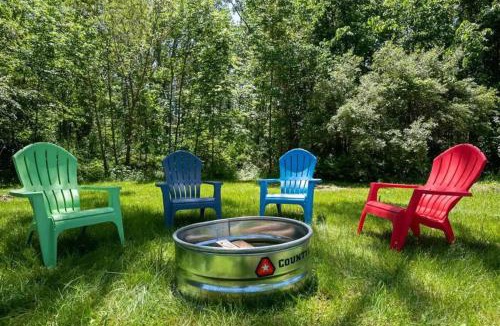 Riverside House | Little Blue Cottage: a wooded getaway near beaches and towns