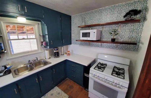 Artesia House | Little Blue House - cozy & walkable to downtown