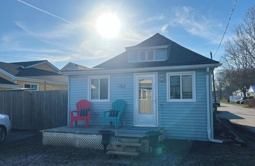 Port Stanley House | Little Blue on Second St! Cozy & close to the beach, pub, bar, and downtown!