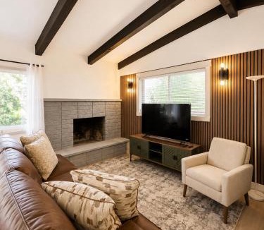 Eagle Point House | Little Butte Creek House - Modern Rustic Retreat