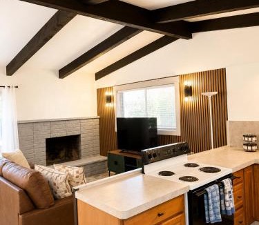 Eagle Point House | Little Butte Creek House - Modern Rustic Retreat