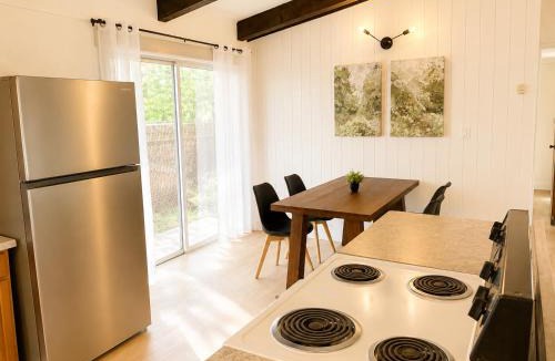 Eagle Point House | Little Butte Creek House - Modern Rustic Retreat