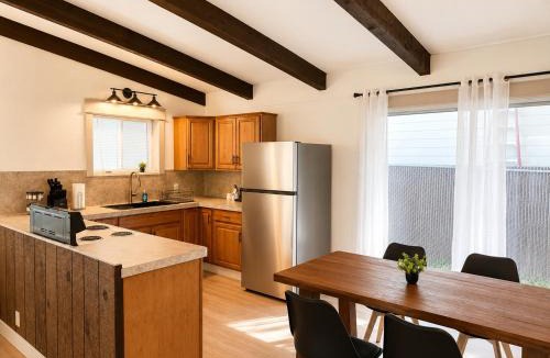 Eagle Point House | Little Butte Creek House - Modern Rustic Retreat