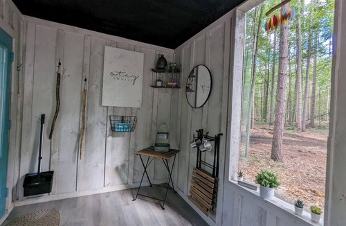 Delhi Cabin | Little Can in the Pines - Bunkie No. 2