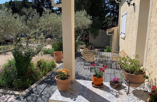 Vergeze Apartment | LITTLE CORNER OF PARADISE