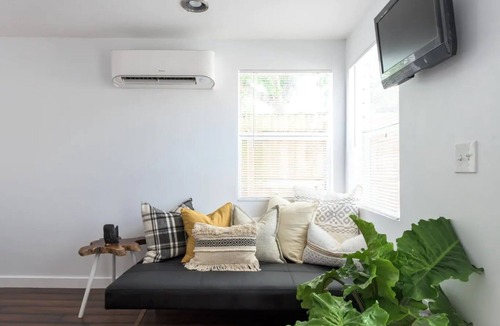 Croissant Park Cottage | Little Cottage by the Pine Tree - 5 mins from FLL Airport & Cruise Port