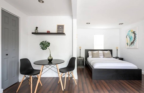 Croissant Park Cottage | Little Cottage by the Pine Tree - 5 mins from FLL Airport & Cruise Port