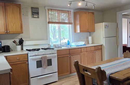 Guernsey House | Little Crooked Ol' Farmhouse, 3-bedroom house in Guernsey Near the River