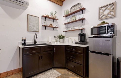 Waco House | Little Dutch Cabin #101 | Pickleball | Soaker Tub