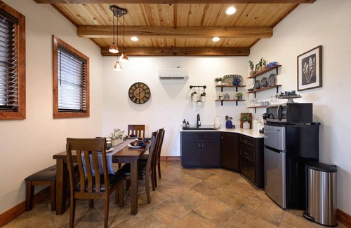 Waco House | Little Dutch Cabin 102-12 min to Magnolia-baylor