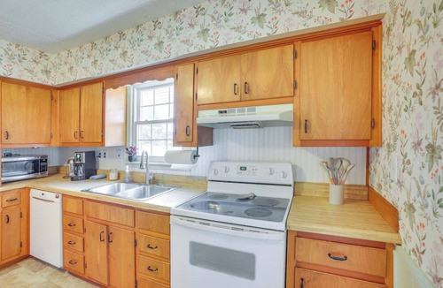 Cross Plains House | Little Farm House with Shaded Front Porch, Fire Pit, Covered Parking