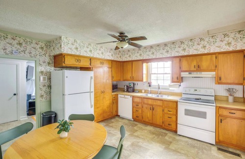 Cross Plains House | Little Farm House with Shaded Front Porch, Fire Pit, Covered Parking