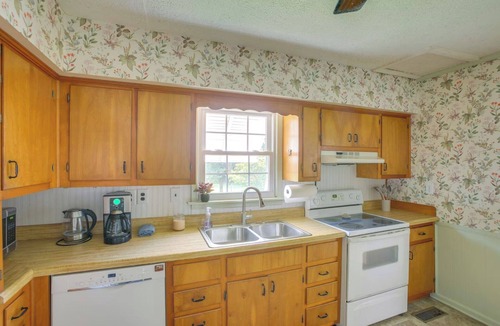 Cross Plains House | Little Farm House with Shaded Front Porch, Fire Pit, Covered Parking