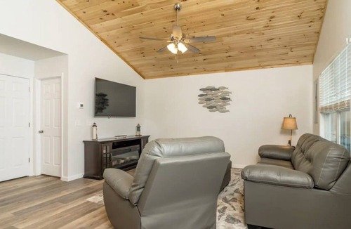 Shenandoah House | Little fish on the Shenandoah River