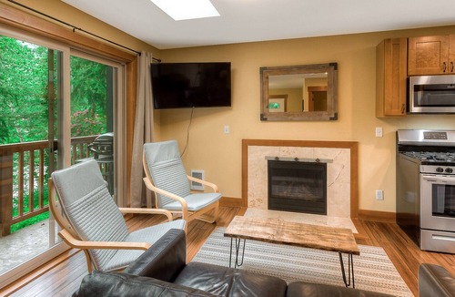 Gold Bar Apartment | Little Foot Lookout: Cozy riverfront balcony apartment w/ hot tub surrounded by wilderness