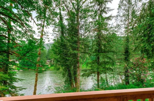 Gold Bar Apartment | Little Foot Lookout: Cozy riverfront balcony apartment w/ hot tub surrounded by wilderness