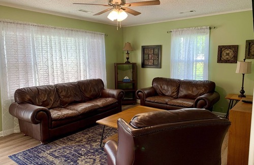 Prairie Grove House | Little House In The Grove Private, Comfortable, Squeaky Clean!